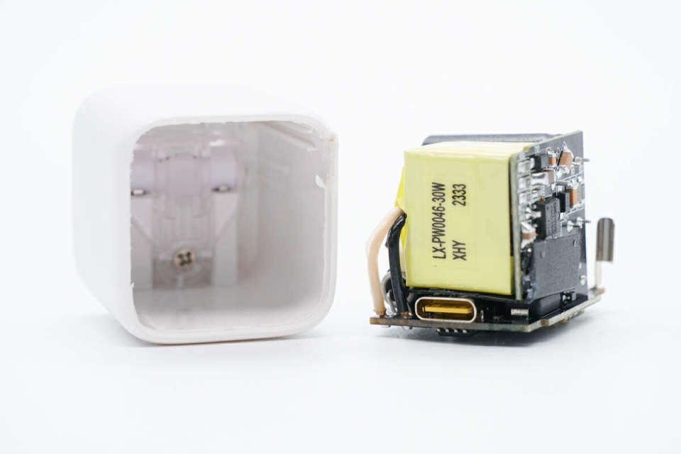 小巧迷你，iPhone 15新機用戶的理想之選 大麥30W氮化鎵快充拆解評測